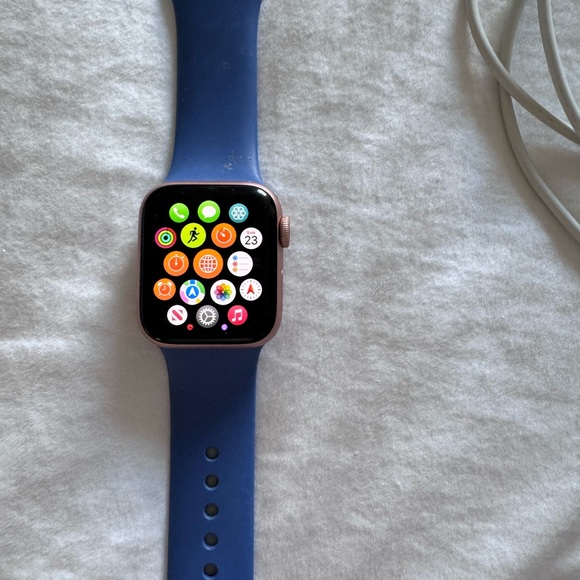 Apple Watch Series 5 40mm Gold Aluminum - Sport Band + gold bracelet band - Picture 4 of 6